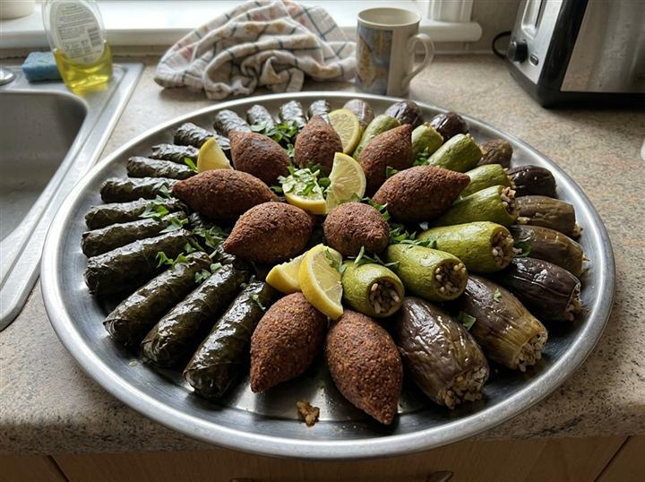 מגש גלילי: עלי גפן, קובה וממולאים